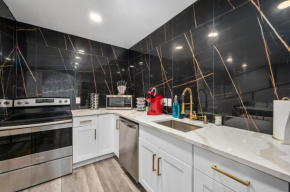 Charming 1BR Heights Apt with Pool and Free Park